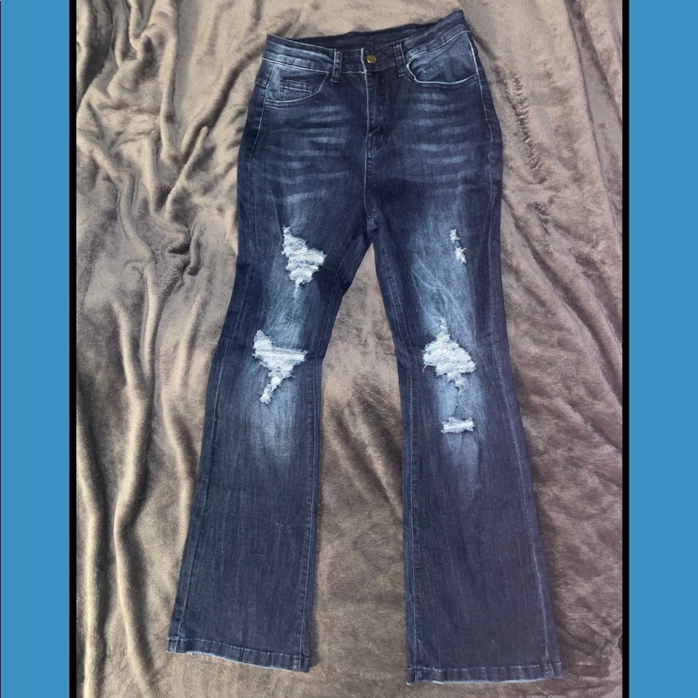 Slim fit ripped jeans. Boot cut/bell bottoms.